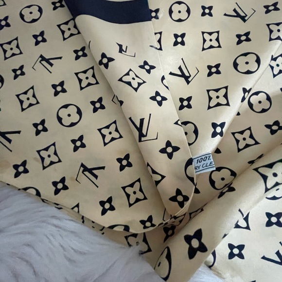 Louis Vuitton Silk Scarf. - Picture 9 of 15